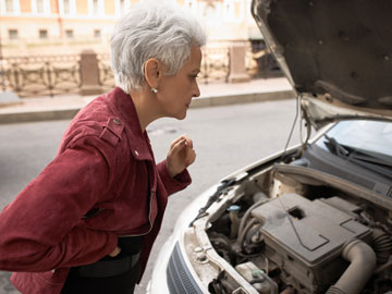Ein frustrierter Blick in das Autoinnere bewegt Sie Motorschaden Ankauf Wiesbaden anzurufen